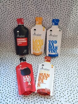 Diverse cocktails en wijn