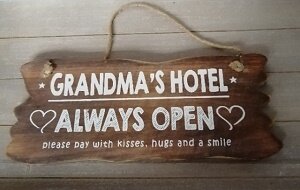 Grandma's hotel always open, houten bord