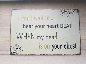 Metalen bord: I can't wait to... hear your heart BEAT WHEN my head is on your chest