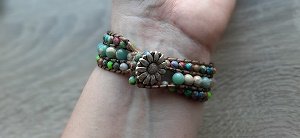 Natuursteen armband met bloemknoop sluiting