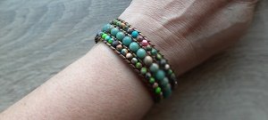 Natuursteen armband met bloemknoop sluiting