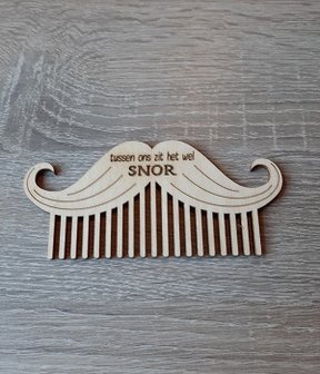 Tussen ons zit het wel snor, houten snorkam