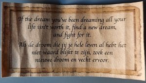 Flesje met beschermengel en perkamentje