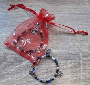 Natuursteen kinderarmband met bedeltjes