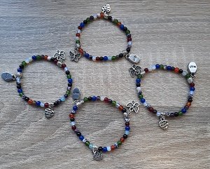 Natuursteen kinderarmband met bedeltjes