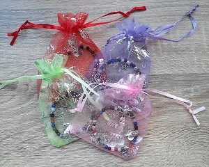 Natuursteen kinderarmband met bedeltjes