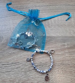 Kinderarmband Sodaliet natuursteen met 3 bedeltjes