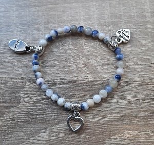 Kinderarmband Sodaliet natuursteen met 3 bedeltjes