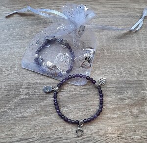 Kinderarmband natuursteen Amethist met 3 bedeltjes