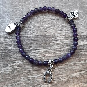 Kinderarmband natuursteen Amethist met 3 bedeltjes