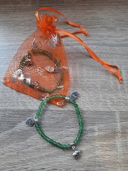 Kinderarmband natuursteen Jade, met 3 bedeltjes