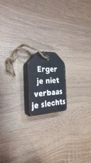 Houten hanger, erger je niet verbaas je slechts