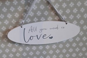 Bordje "all you need is love"