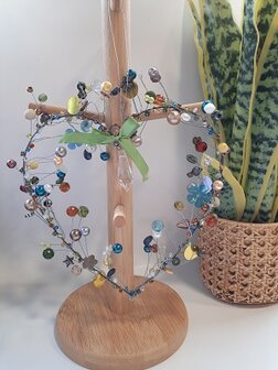 Woonaccessoires, metalen hart met pailletten en kralen