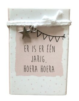 Er is er een jarig, hoera hoera zeep