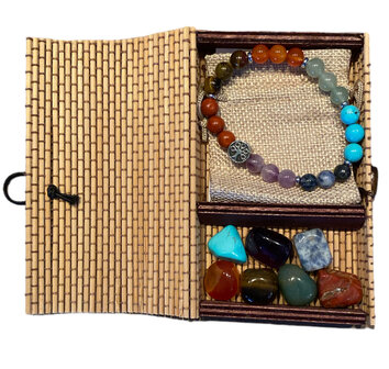 Detailopname van de 7 chakra natuurstenen en de family love levensboom kraal