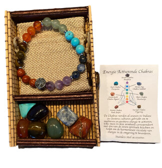 Luxe bamboe doosje geopend met het jute zakje en de chakra armband