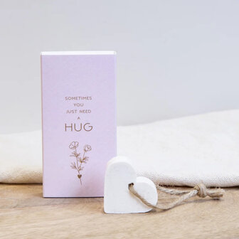 Detailweergave van het hartenzeepje &quot;Sometimes you just need a hug&quot; aan een koordje, ideaal voor elke gelegenheid