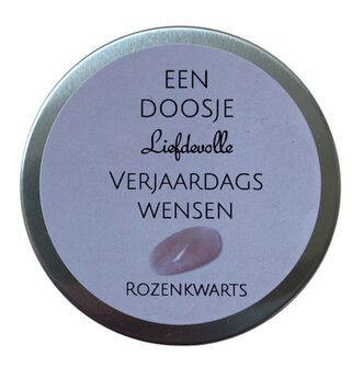 Blikje met rozenkwarts en tekst &lsquo;Een doosje liefdevolle verjaardagswensen&rsquo;
