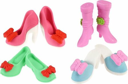 Close-up van gummen in de vorm van schoenen in verschillende kleuren
