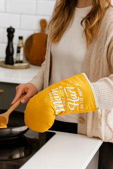 moeder aan het koken met oven handschoen aan