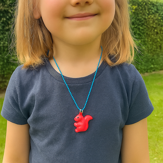 Meisje met ketting eekhoorn