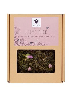 Lieve Thee met suikerhartjes en rozenblaadjes in geschenkverpakking
