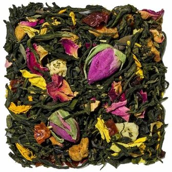 Detail van losse groene thee met rozenblaadjes en perzikstukjes