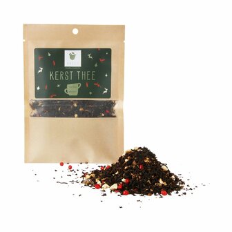 Detail van zwarte kerstthee met citrus en gember in geschenkverpakking