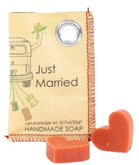 Just married cadeautje &ndash; rozengeur handgemaakte zeep in zakje