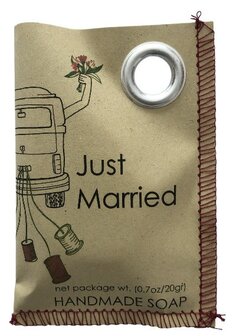 Bruiloft cadeau &ndash; romantisch zakje met rozengeur zeep