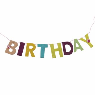 Close-up van letters op de handgemaakte Happy Birthday slinger