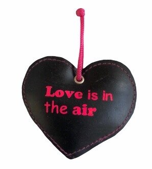 Hart van rubber met opdruk &#039;Love is in the air&#039;, handgemaakt en kleurrijk
