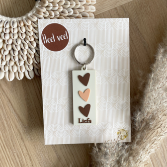 Betekenisvolle sleutelhanger met tekst Liefs op giftcard