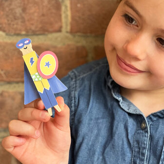 DIY superheld pop maken &ndash; houten pop met FSC materialen