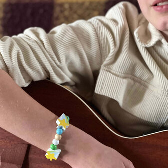 Armband maken met vallende ster bedel &ndash; houten bedel en kralen