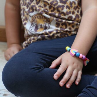 Regenboog armband knutselen voor meisjes &ndash; stimuleert fijne motoriek