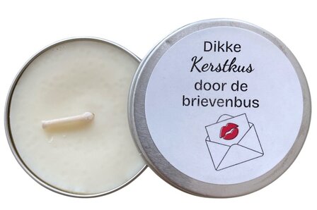 Kaars dikke kerstkus door de brievenbus in een blikje