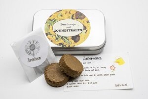 inhoud zadendoosje: aarde tabletten en zonnebloemzaadjes