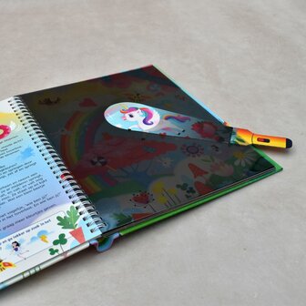 Hardcover unicorn boek met ringband en zaklamp