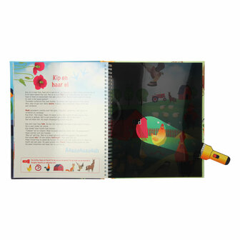  Close-up van de kartonnen zaklamp die gebruikt wordt om te speuren in het boek.