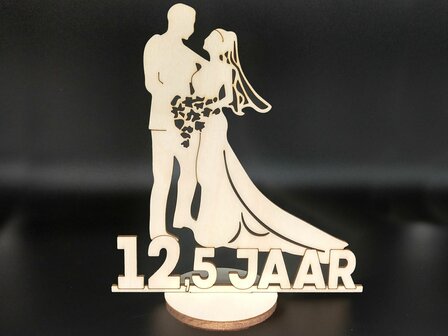 Stevig houten bruidspaar op voetstuk