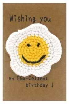 Wenskaart egg-cellent birthday met wit en geel gehaakt ornament