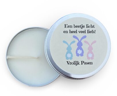 Handgegoten koolzaadwas kaars in metalen blikje voor Pasen