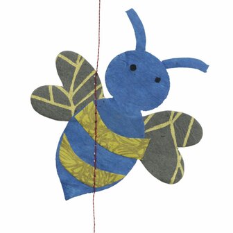 Detail van een papieren bij op een duurzame fair trade slinger.