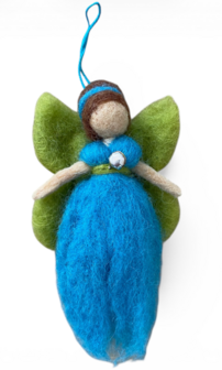 Blauw-groene wollen beschermengel hanger van 13 cm voor in huis.