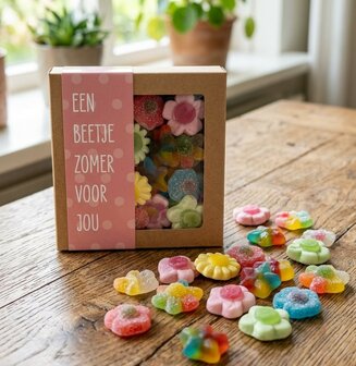 Kleurrijke winegum bloemen in een transparant vensterdoosje cadeau.