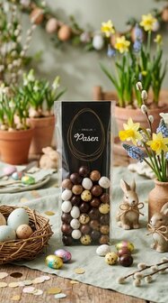 Paasverrassing per post met chocolade eitjes in verschillende smaken.