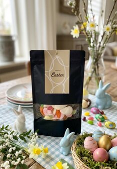 Paas winegums in verschillende vormen en smaken met Happy Easter kaartje.