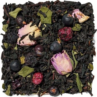 Detailopname van zwarte thee met rode en zwarte bessen, rozenknopjes en moringa